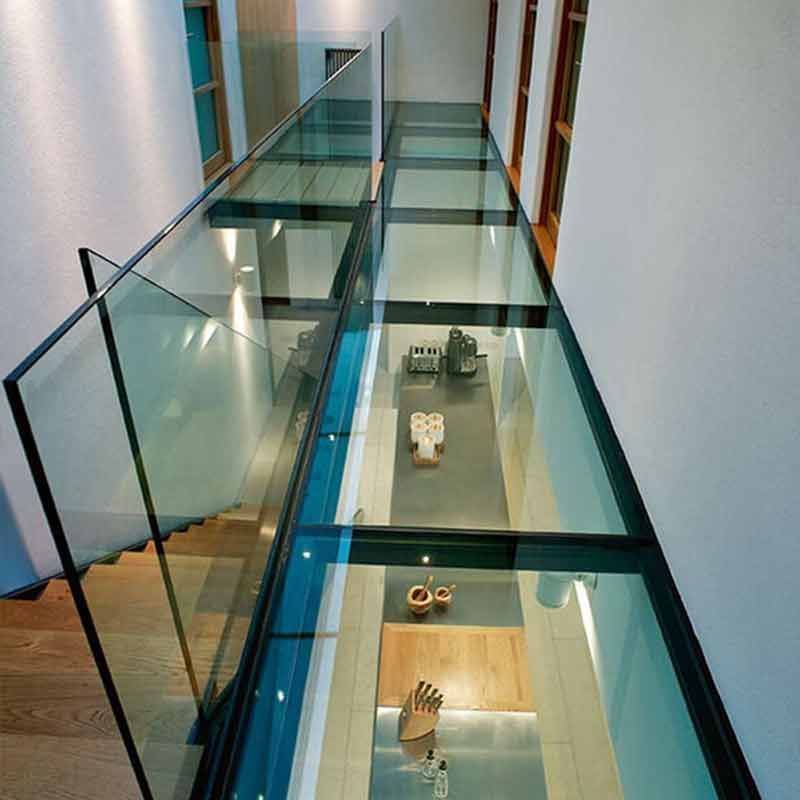 Küchenschränke im Kiwi-Stil mit dunkelbraunen Unterschränken, weißer Arbeitsplatte und hellen Wänden.