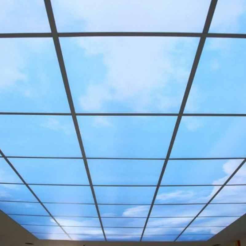 Glastreppe mit Glasstufen und Metallhandläufen.