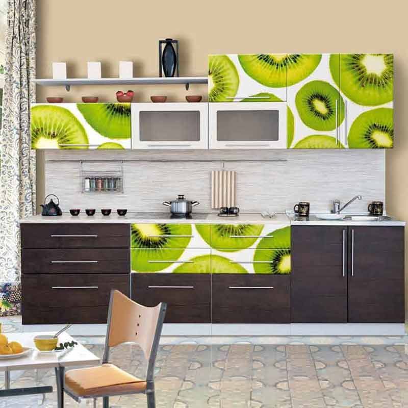 Küchenschränke im Kiwi-Stil mit dunkelbraunen Unterschränken, weißer Arbeitsplatte und hellen Wänden.