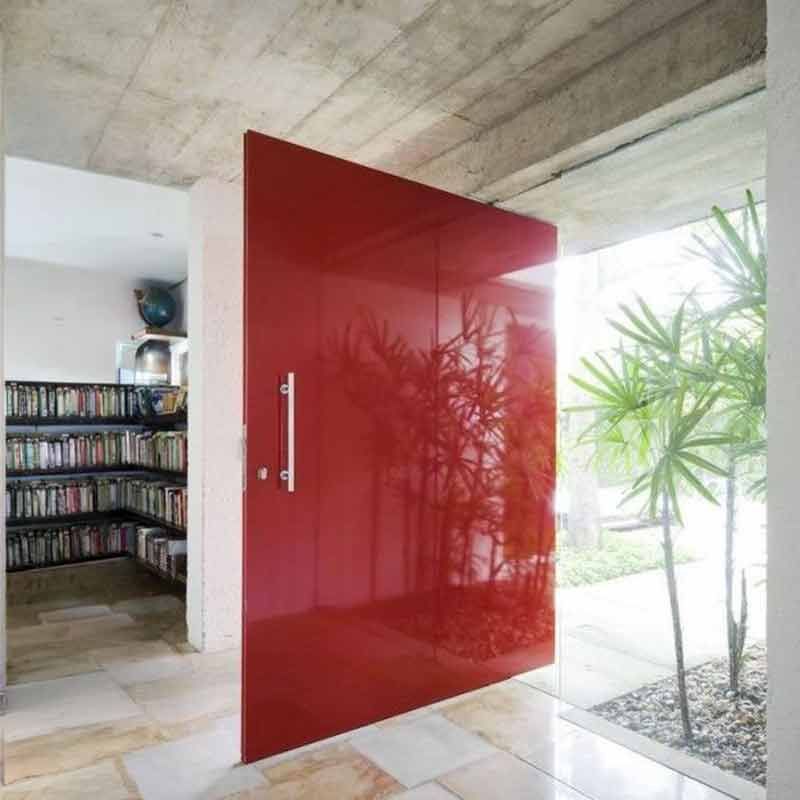 Zwei Duschkabinen. Die eine ist eine rahmenlose Milchglastür, die andere eine gebogene Duschkabine aus Klarglas.