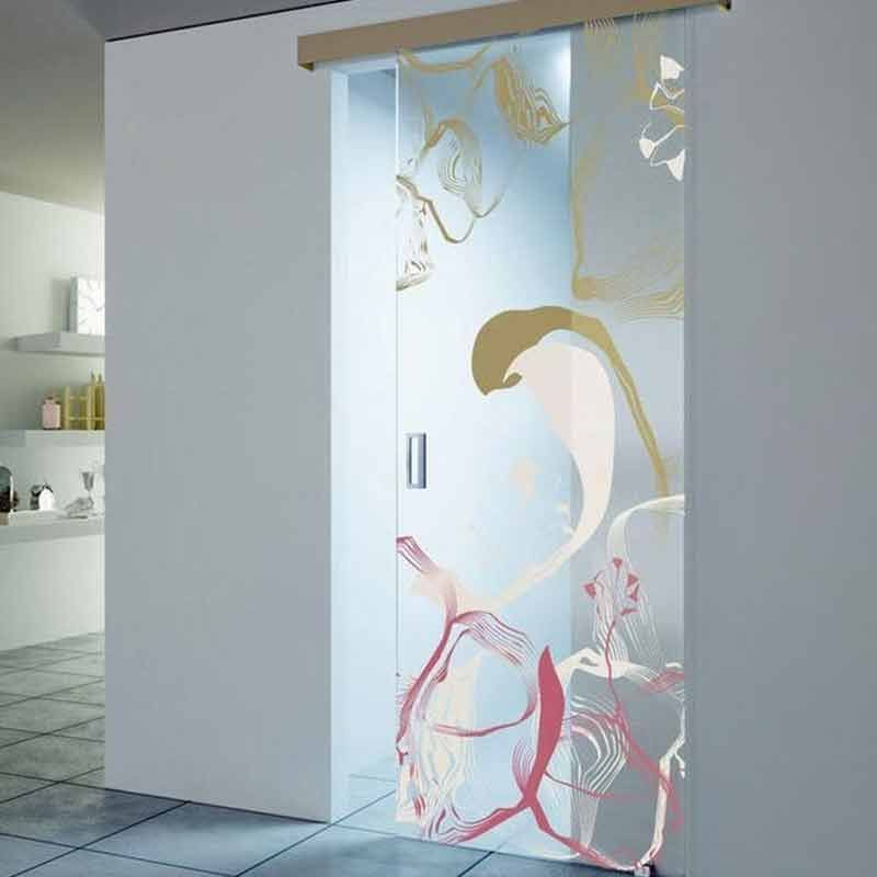 Schiebetür aus Glas mit mattierten horizontalen Paneelen und Edelstahlbeschlägen, die einen Raum mit Möbeln und einer Pflanze freigibt.