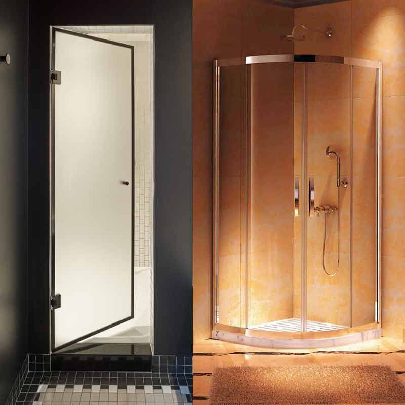 Zwei Duschkabinen. Die eine ist eine rahmenlose Milchglastür, die andere eine gebogene Duschkabine aus Klarglas.