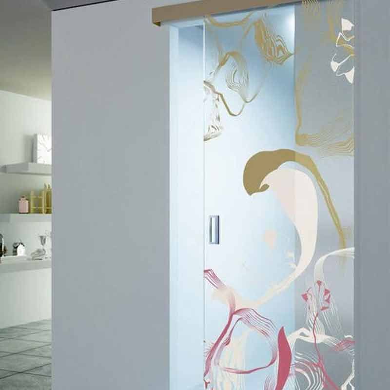 Schiebetür aus Glas mit abstrakter goldener und rosafarbener Kunst, eingelassen in eine weiße Wand.