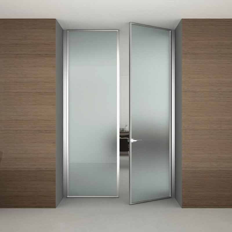 Zwei moderne Milchglastüren, eine davon teilweise geöffnet, eingefasst in einen Holzrahmen.