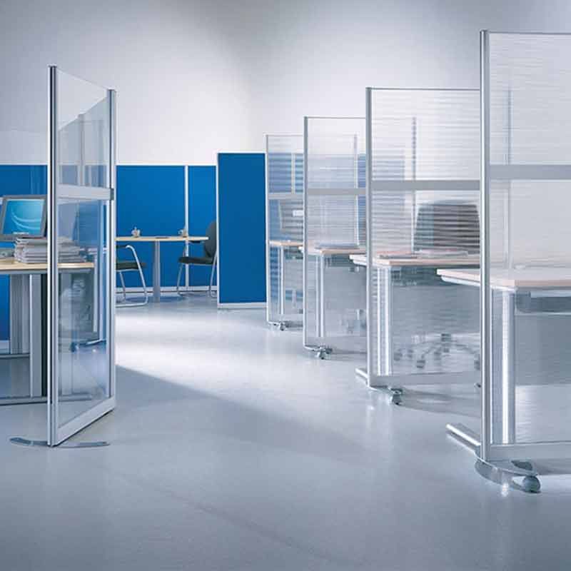 Glasvordach über dem Eingang mit Glastüren, Stahlstützen und Stufen.