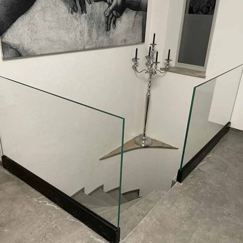 Zwei moderne Milchglastüren, eine davon teilweise geöffnet, eingefasst in einen Holzrahmen.