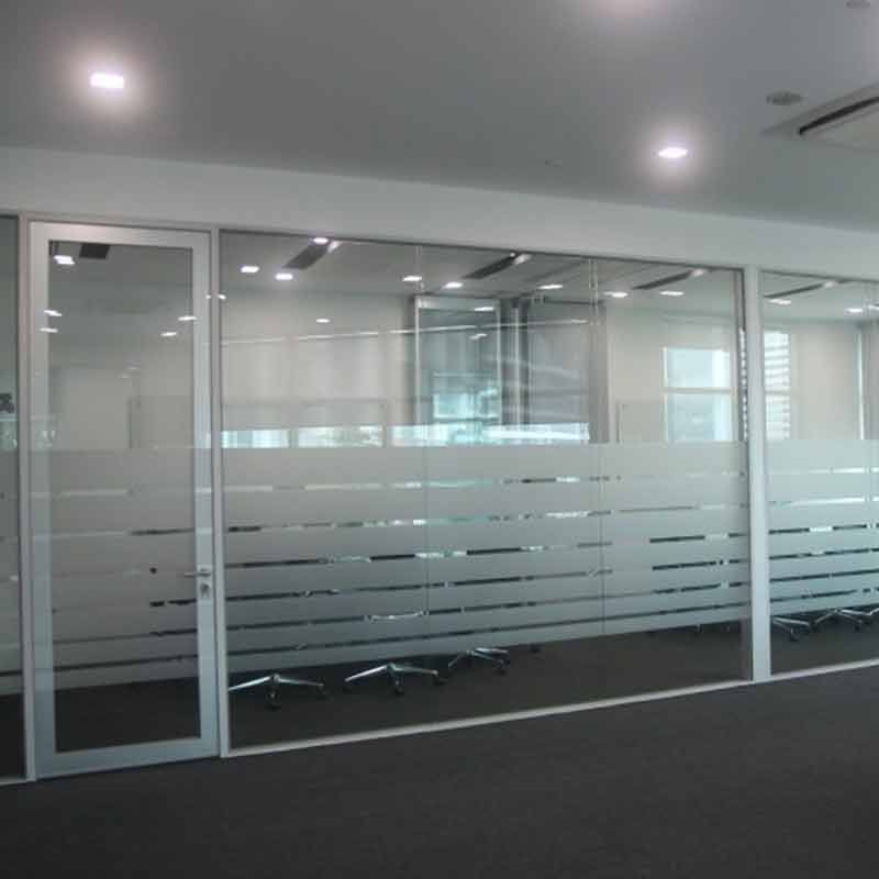 Glastreppe mit Metallgeländer in einem hell erleuchteten, modernen Haus; hellblaugrüne Glasstufen.