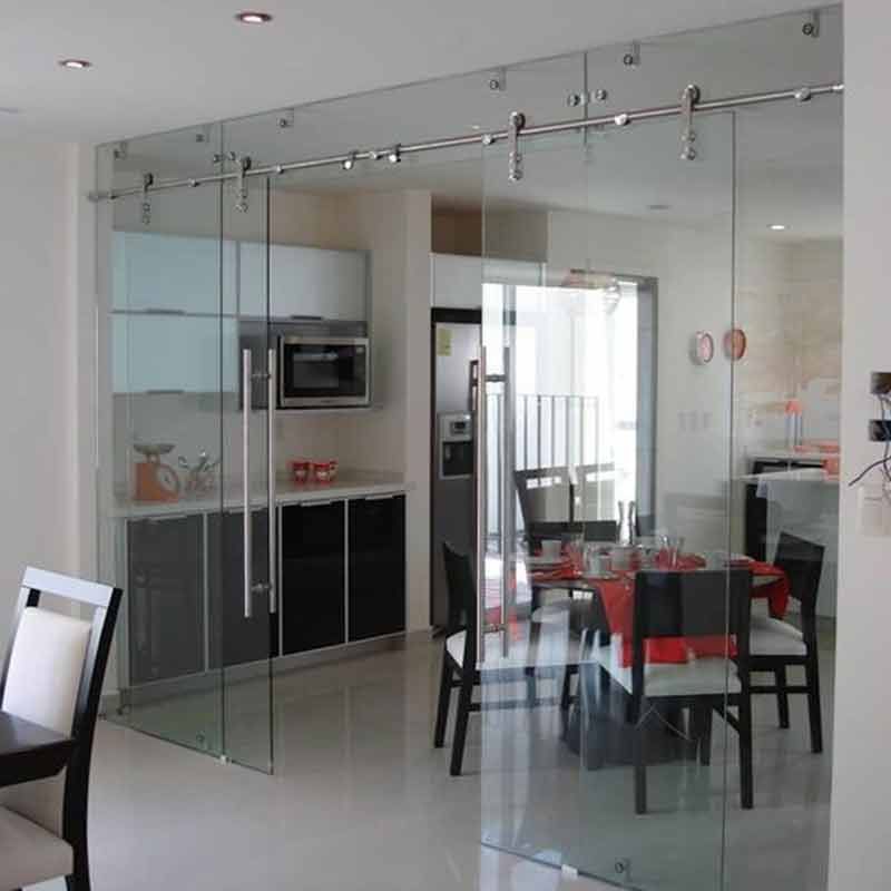 Glastreppe mit Glasstufen und Metallhandläufen.