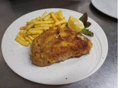 Restaurant Centrum 68 Schnitzel miit Pommes