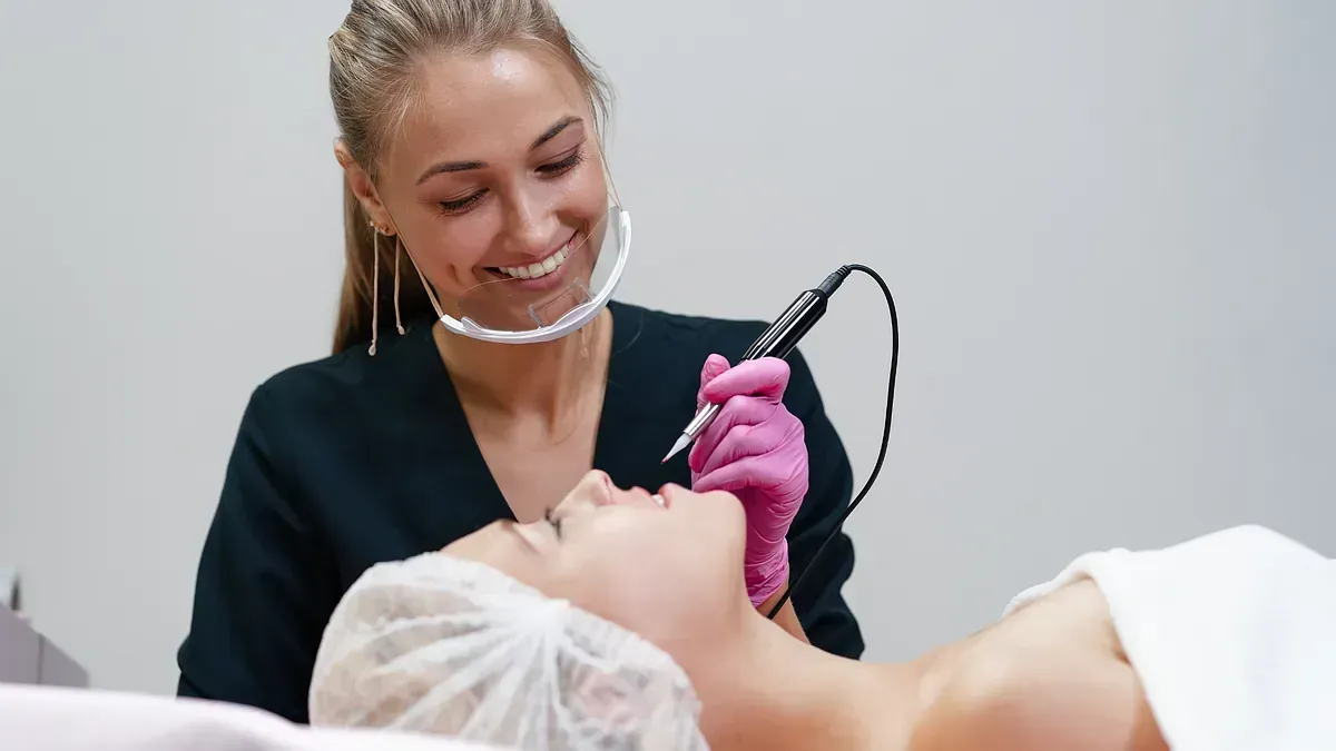 Una mujer se está haciendo un tatuaje en la cara.