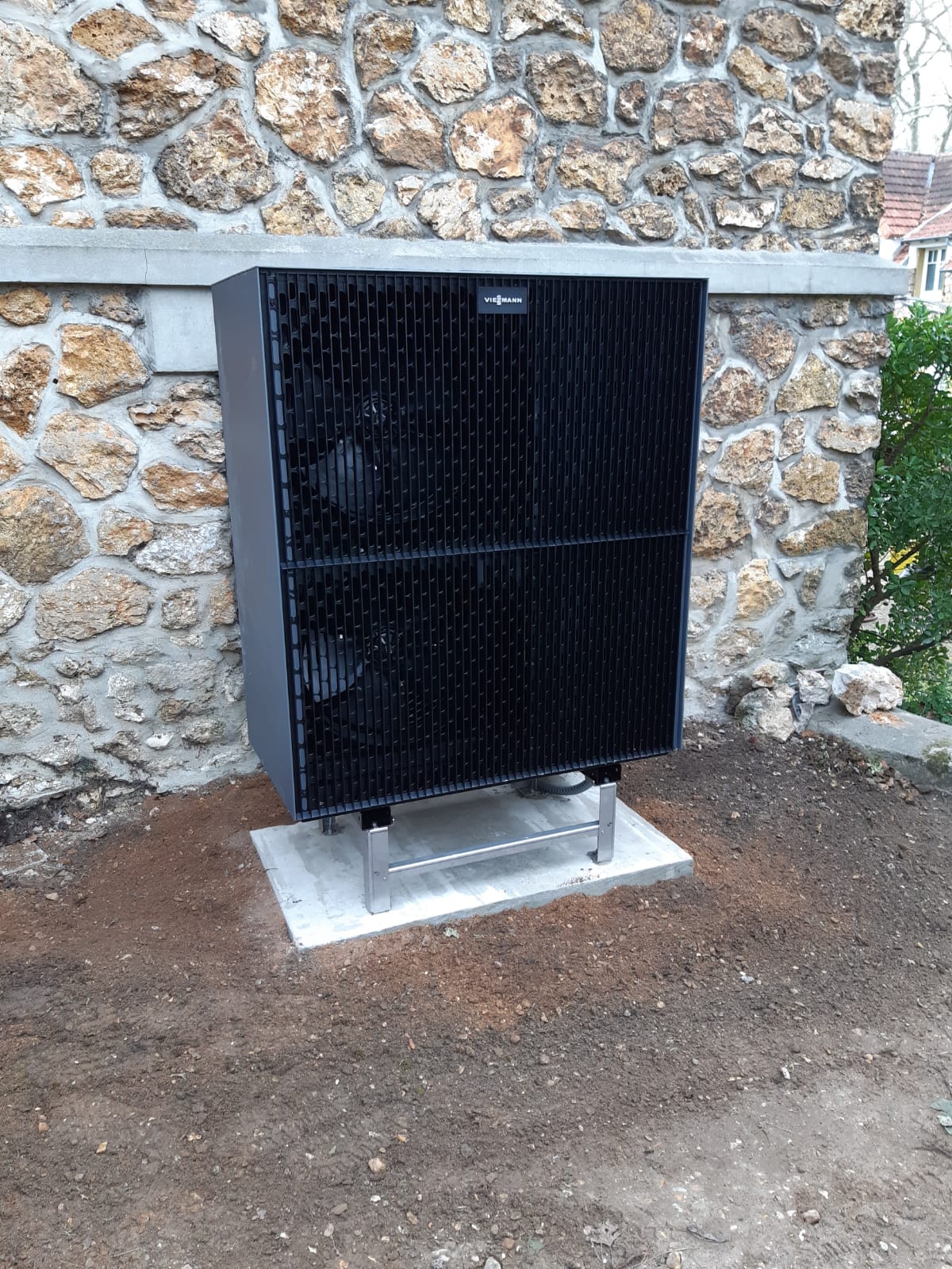 Pompe à chaleur extérieure récemment remplacée