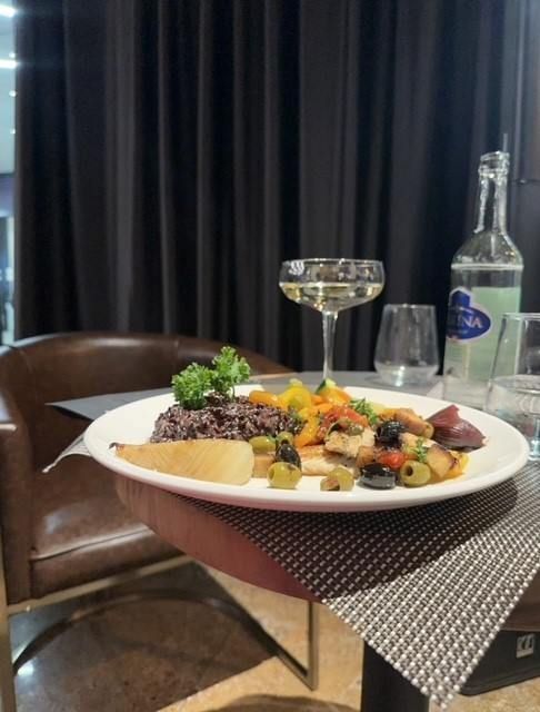 plat avec verre de vin