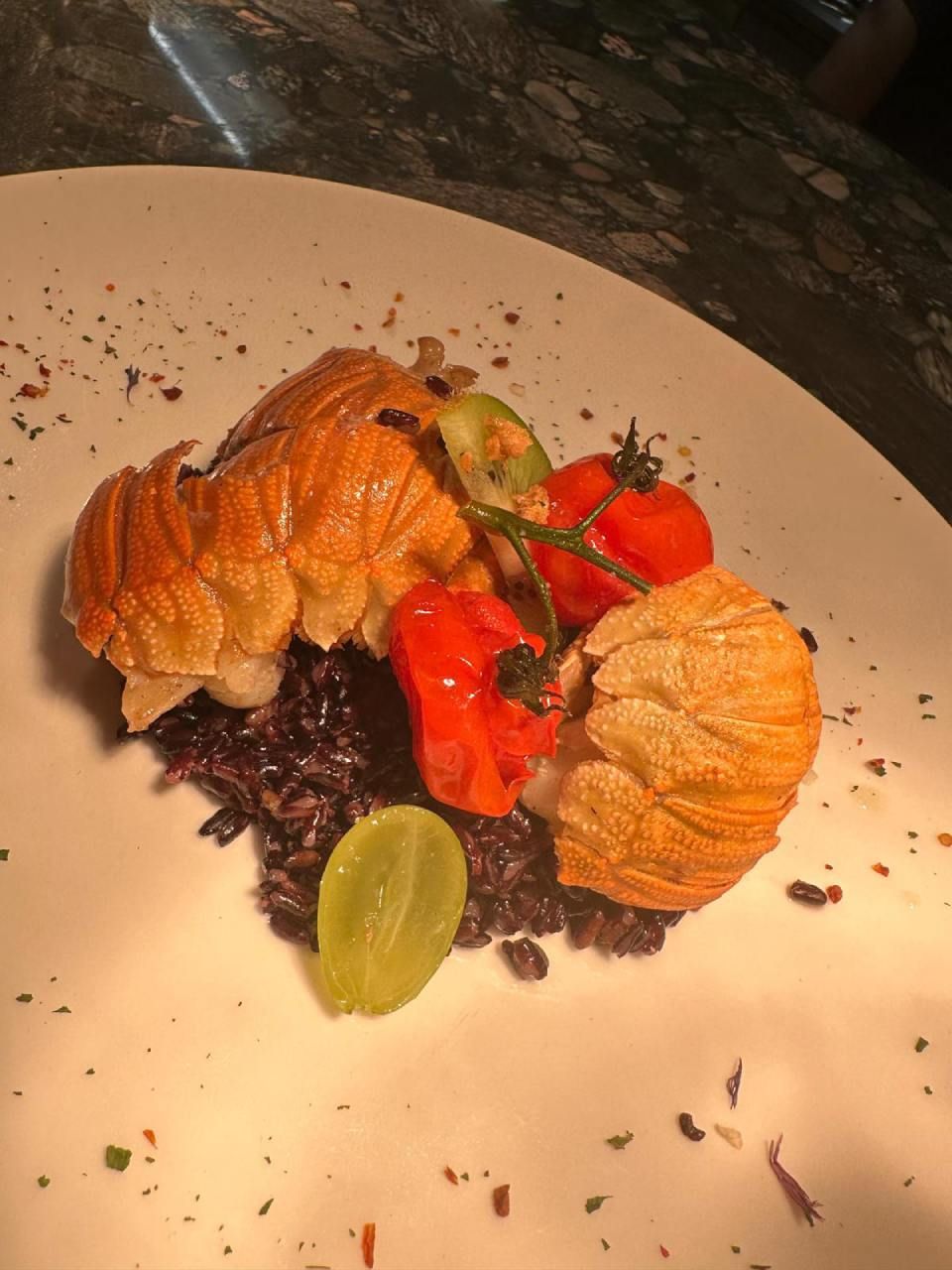 plat raffiné avec des tomates