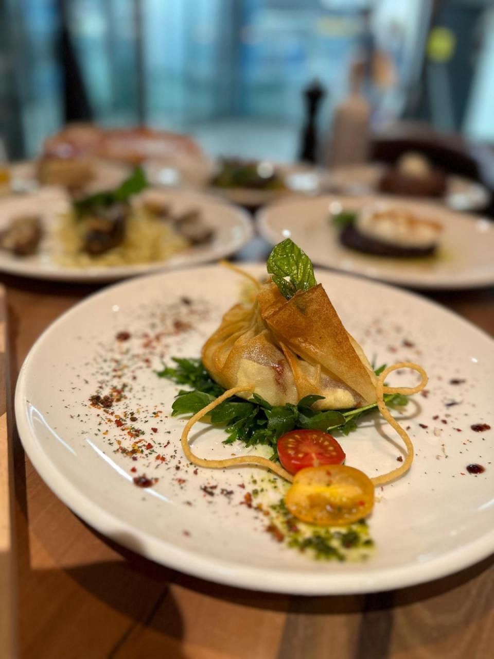 plat raffiné composé d'une papillote