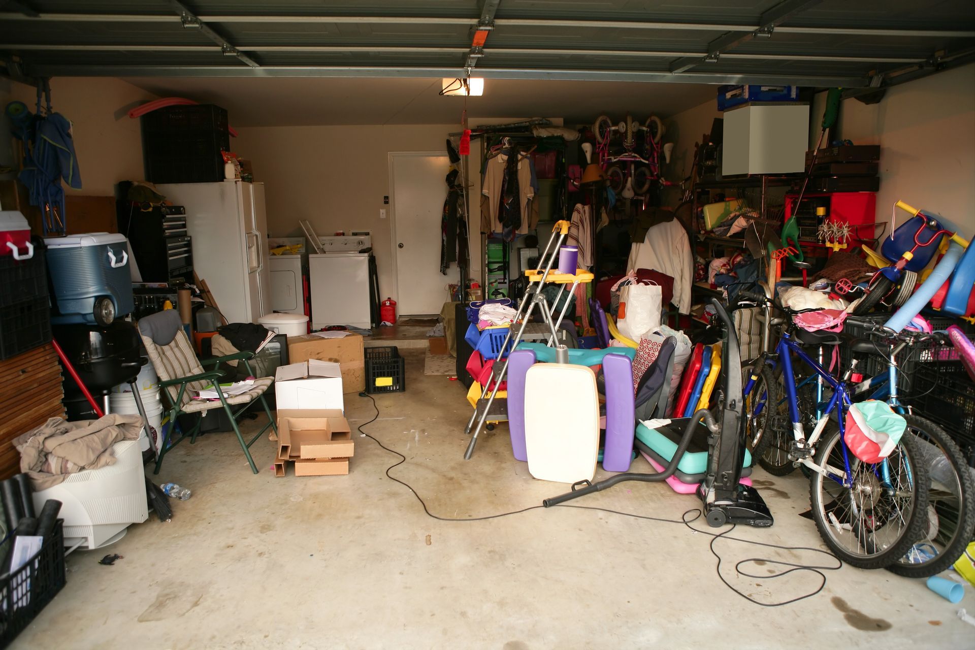 Un garage rempli de beaucoup de choses, y compris des vélos