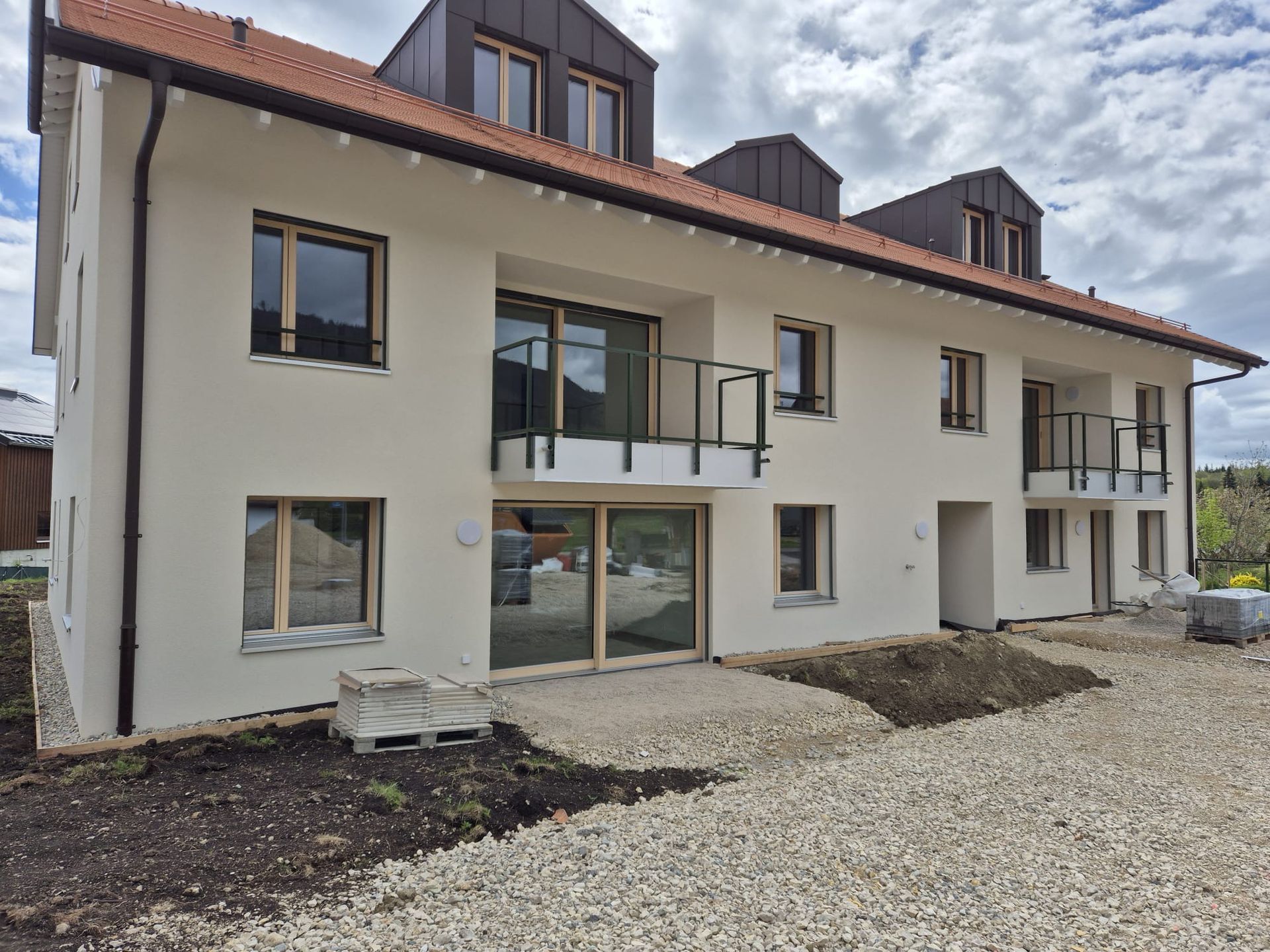 Un bâtiment avec beaucoup de fenêtres et de balcons est en construction.
