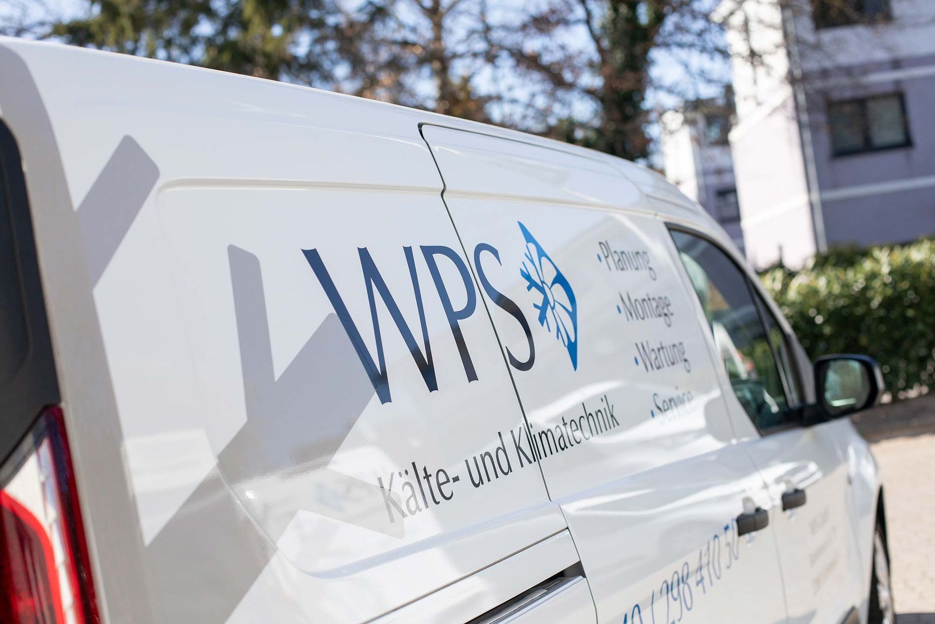 Ein weißer Lieferwagen mit dem Wort WPS auf der Seite