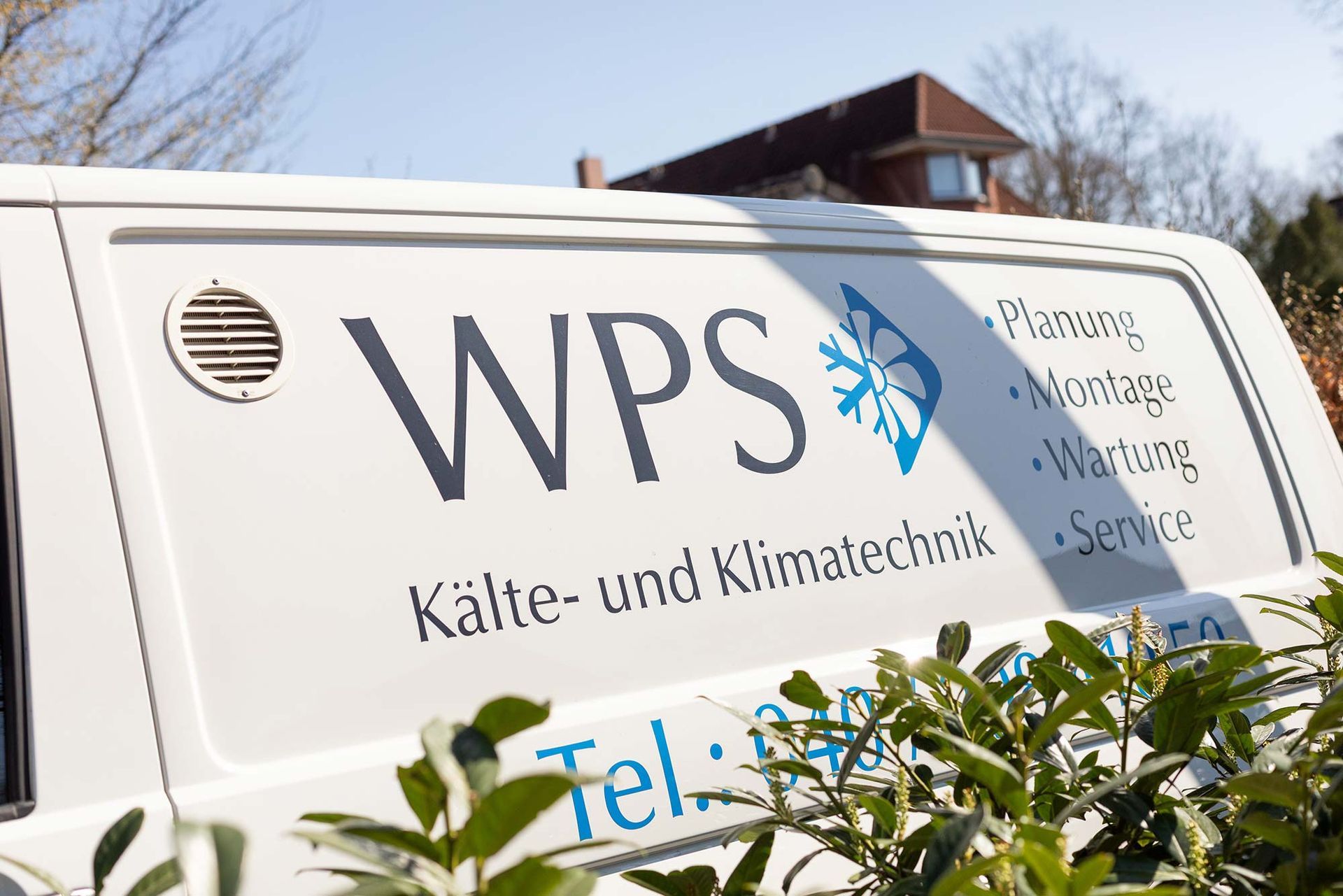 Ein weißer Lieferwagen mit der Aufschrift WPS auf der Seite