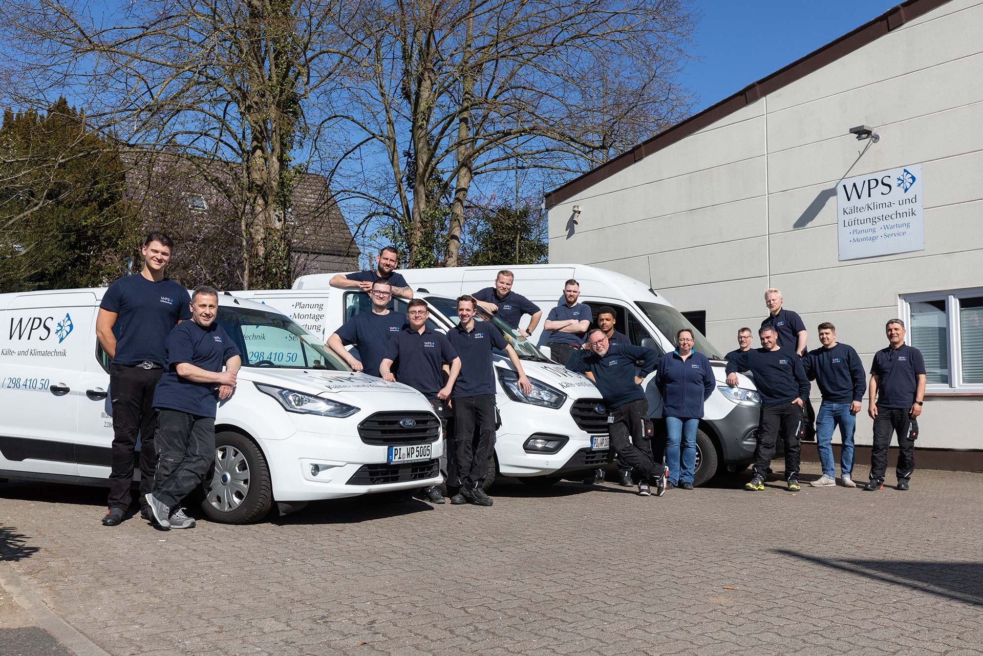 Die zuständigen Mitarbeiter für Kältetechnik in Hamburg stehen nebeneinander auf dem Hof von WPS.