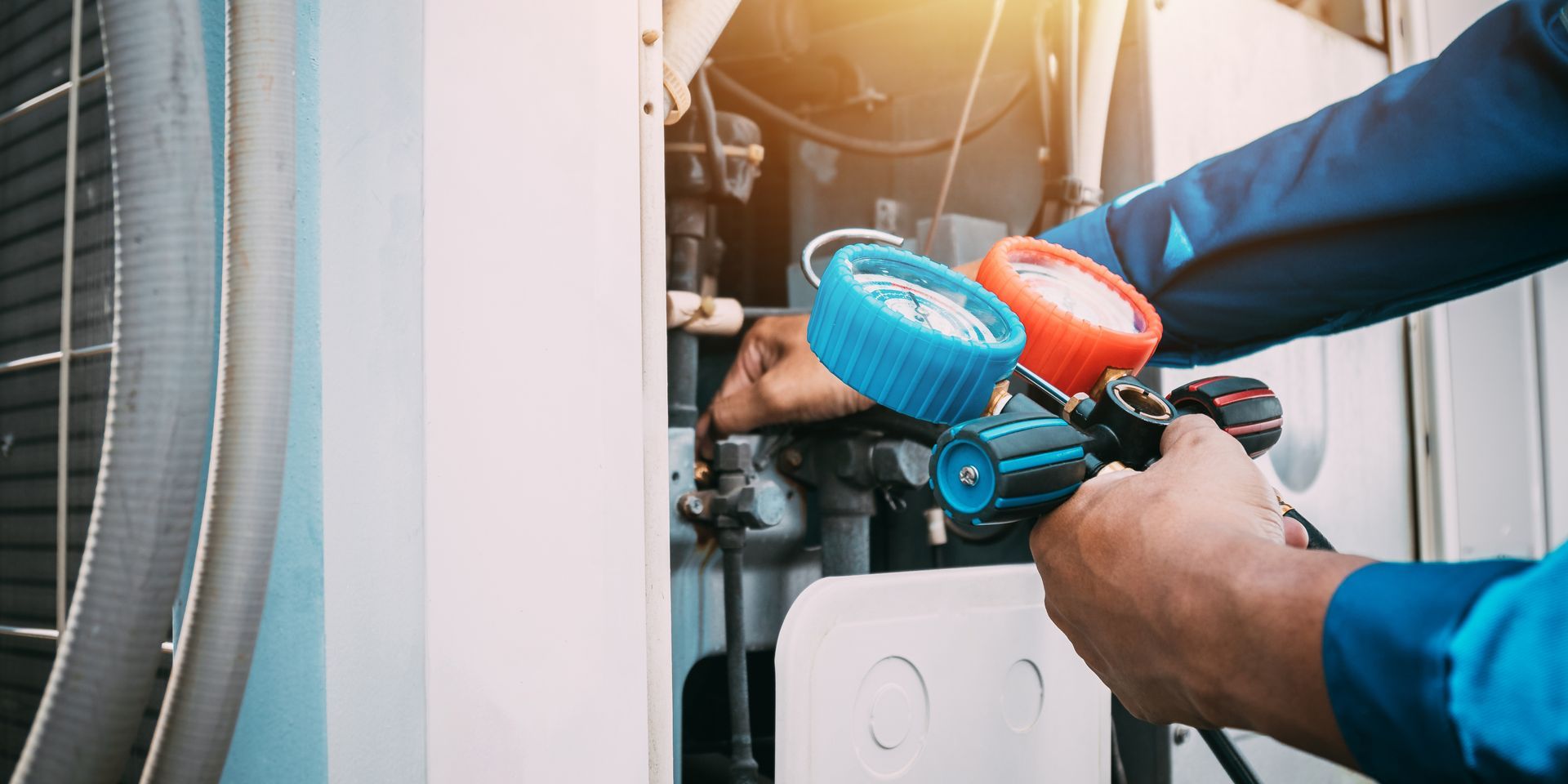 Ein Spezialist für Klimatechnik in Hamburg überprüft Klimaanlage auf Kältemittelleck.