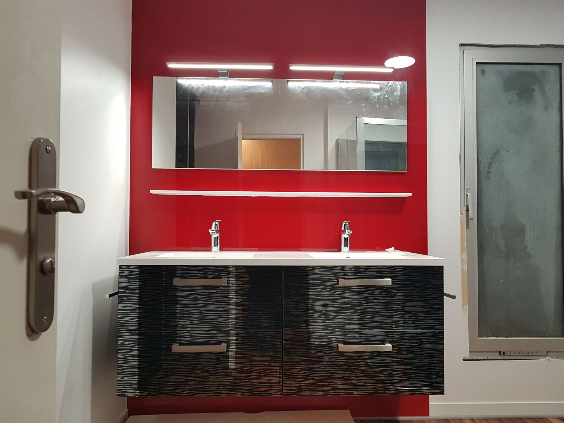 Meuble-lavabo moderne avec mur rouge, double vasque et grand miroir