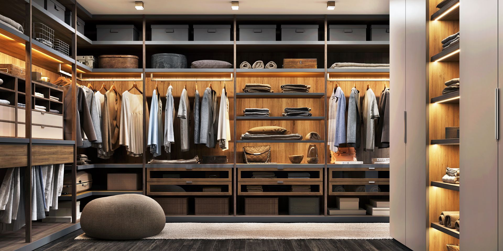 Dressing moderne avec étagères en bois, penderie, tiroirs et pouf rond.