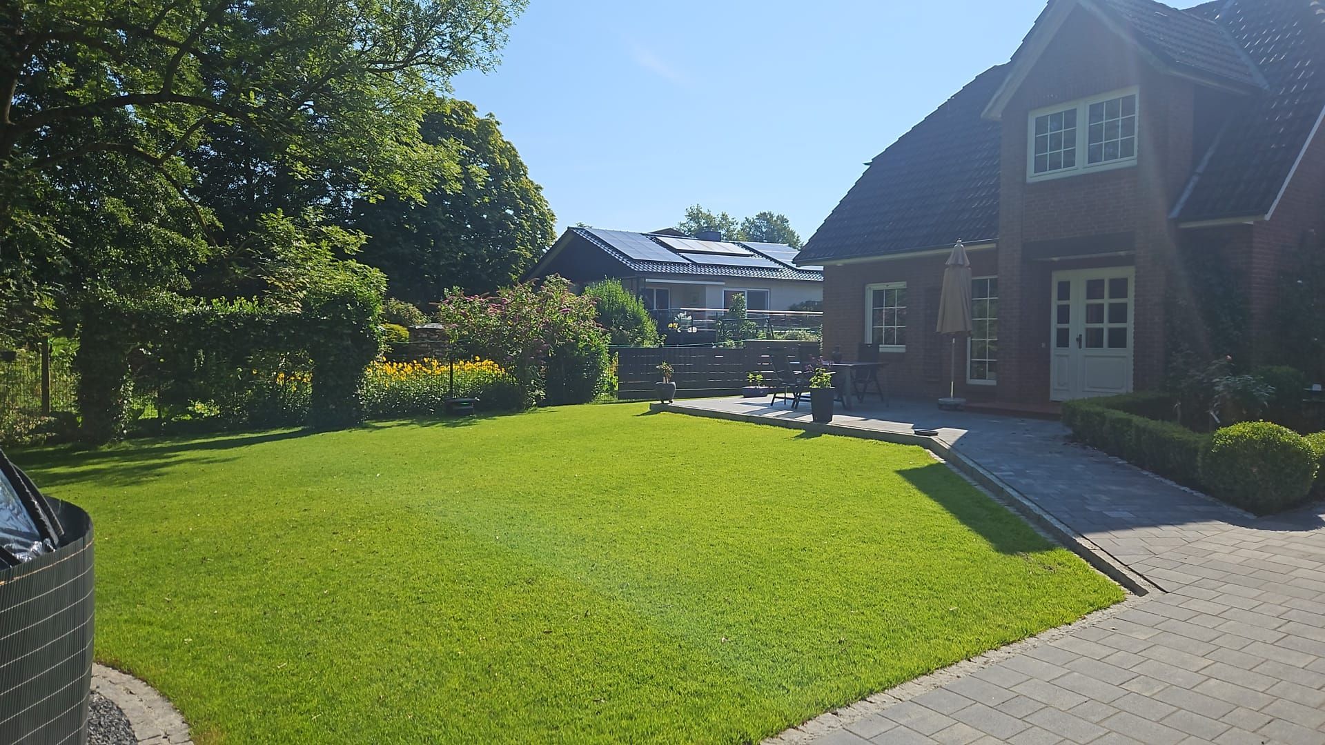 Ein Haus mit einer großen Wiese davor