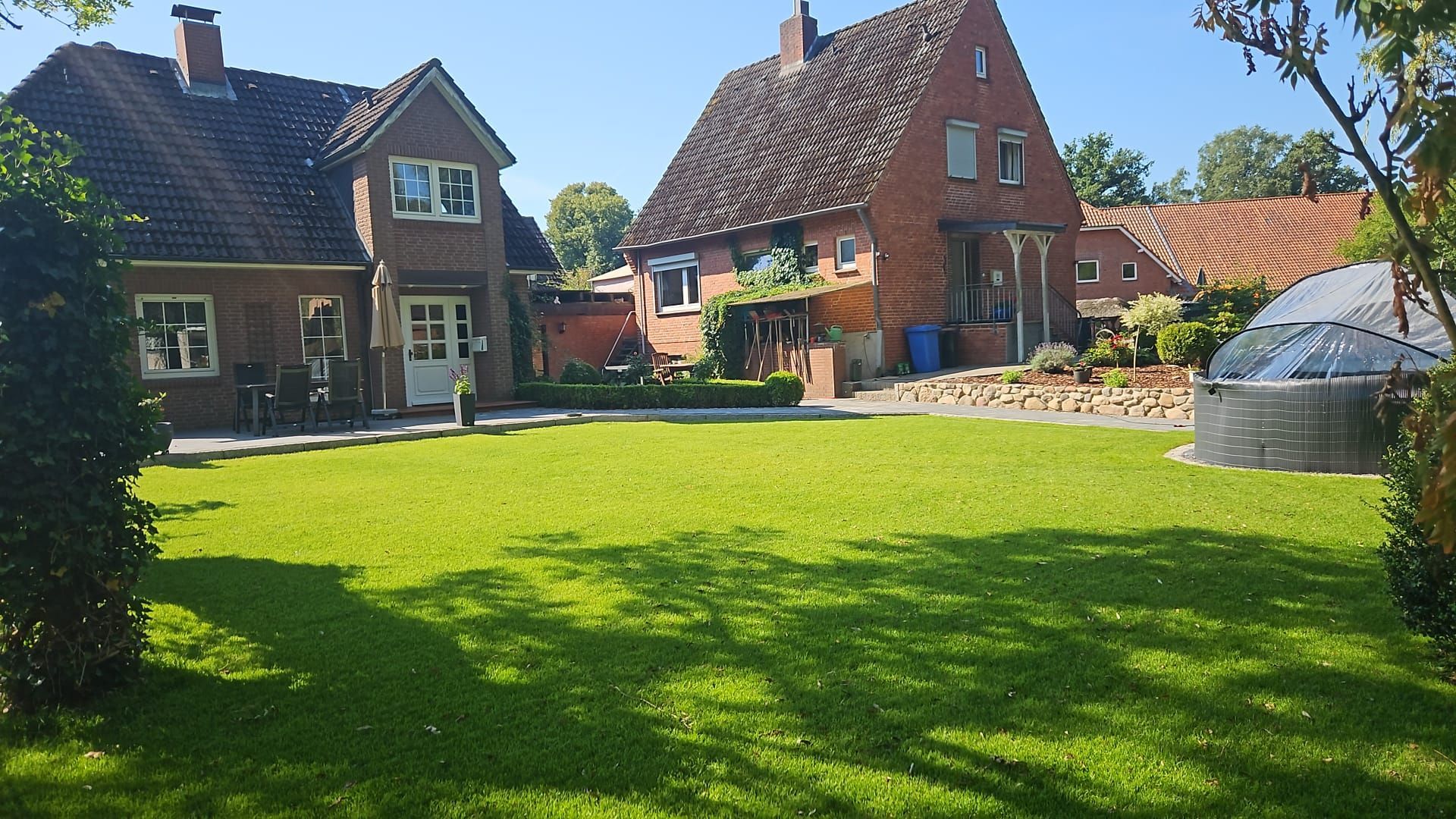 Ein Haus mit einer großen Wiese davor