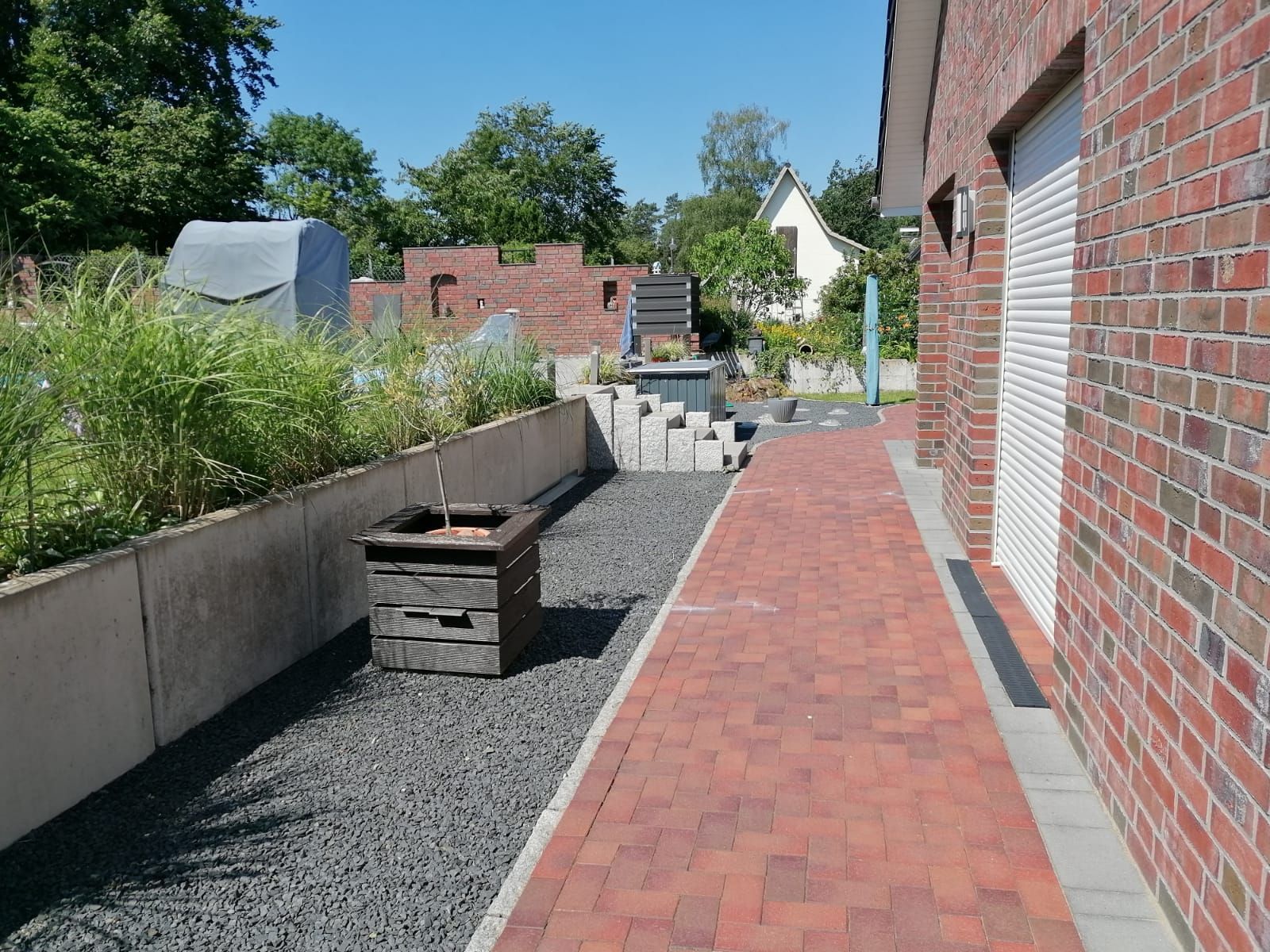 Ein Backsteingebäude mit einem Backsteinweg, der dorthin führt