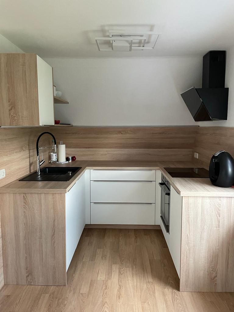 Küche nachher modern mit Holz