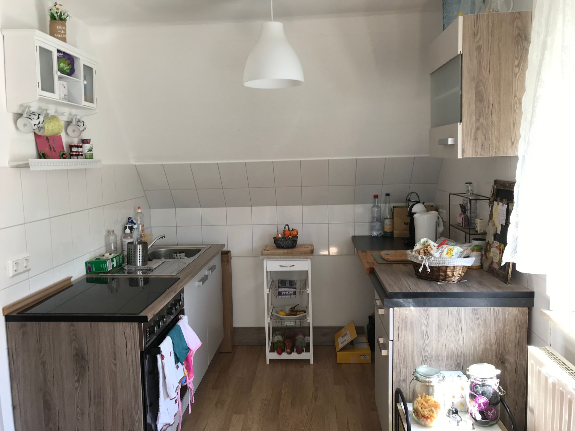 Küche vorher mit KAcheln an der Wand und alten Platten