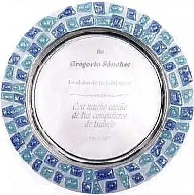Una placa de plata con cuadrados azules.