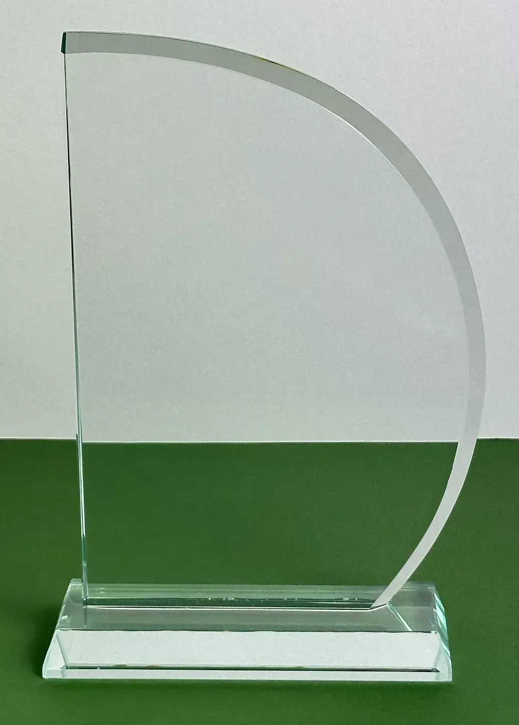 Una placa de vidrio transparente se encuentra sobre una mesa verde.