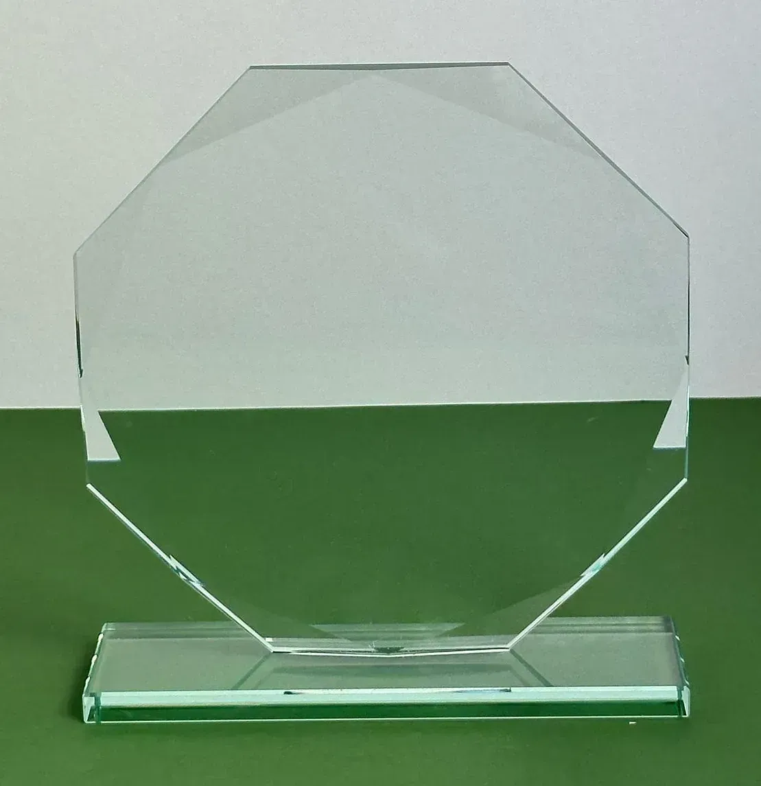 Una placa de vidrio transparente se encuentra sobre una mesa verde.