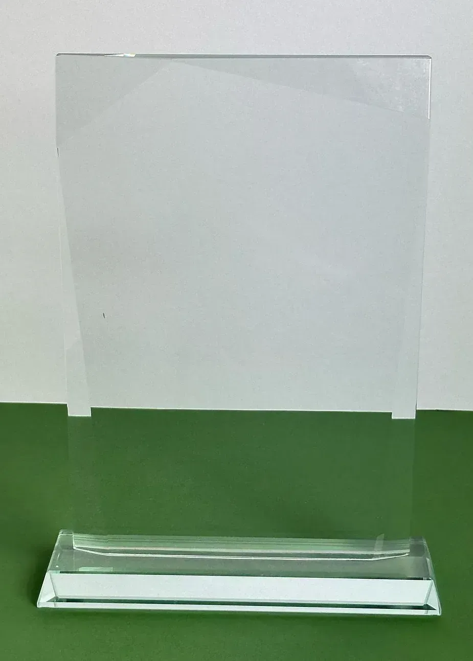 Una placa de vidrio transparente está sobre una mesa verde.