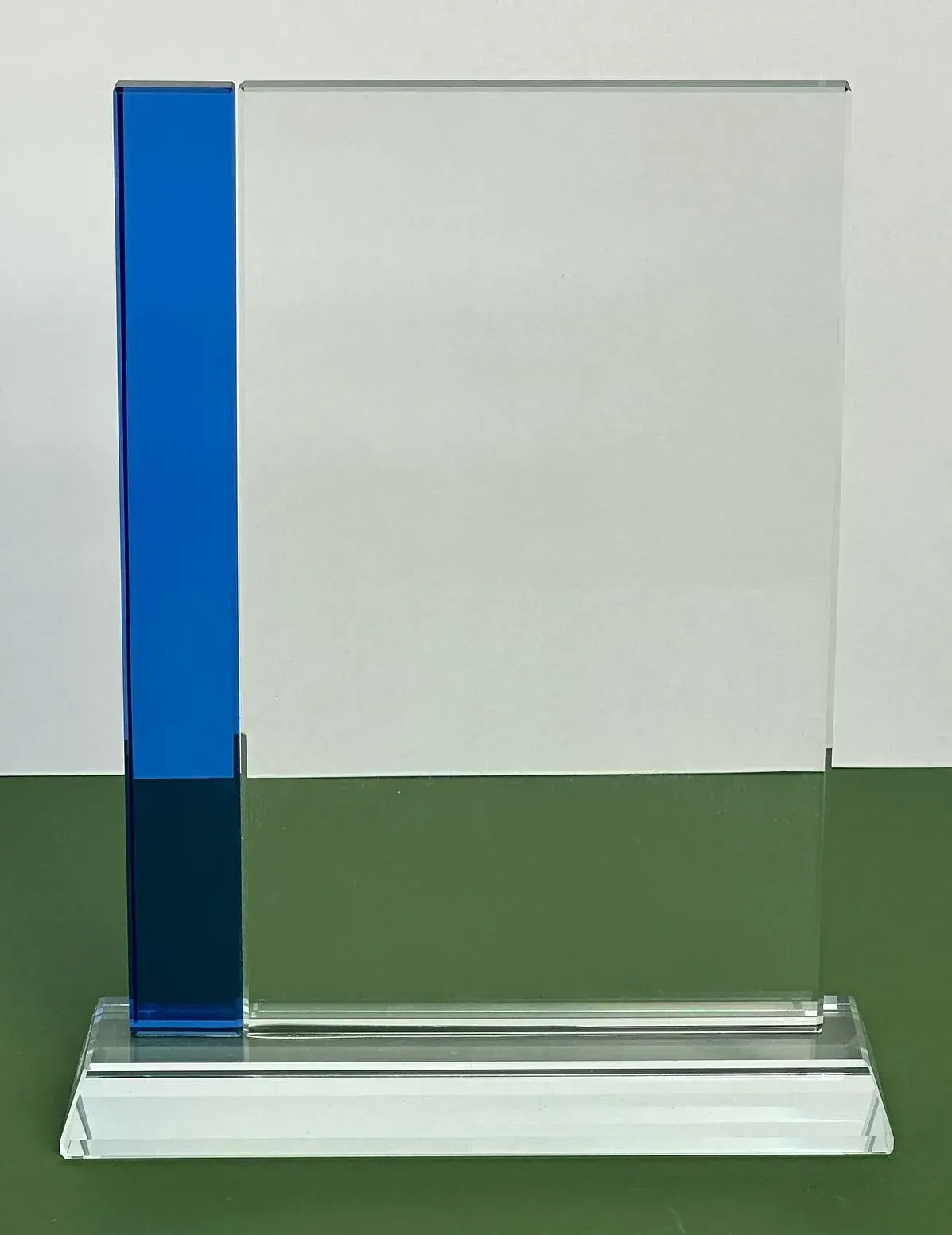 Una placa de vidrio transparente con una franja azul en el lateral.