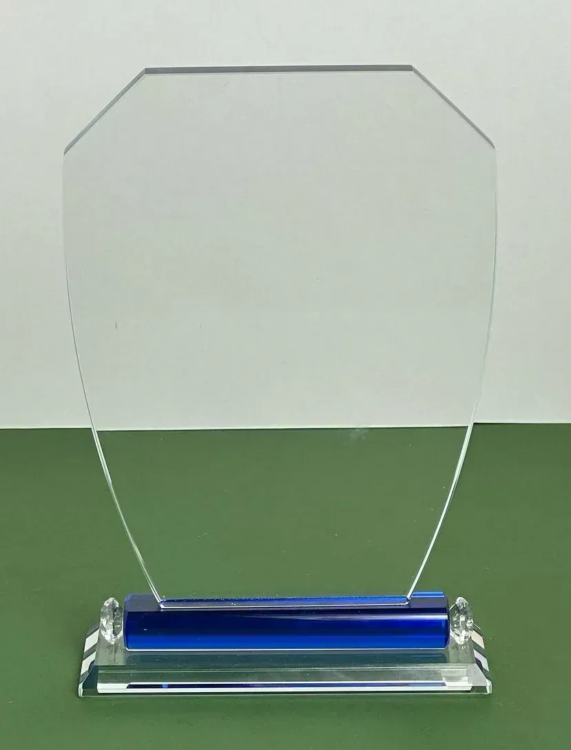 Una placa de vidrio transparente con una base azul
