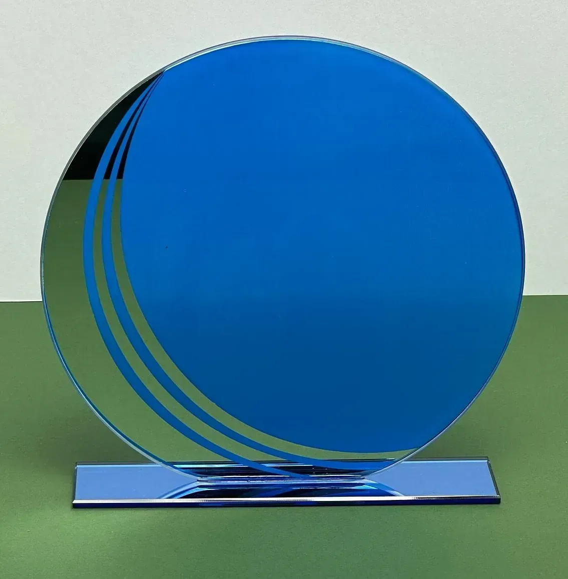Un círculo azul está sentado sobre una mesa verde.