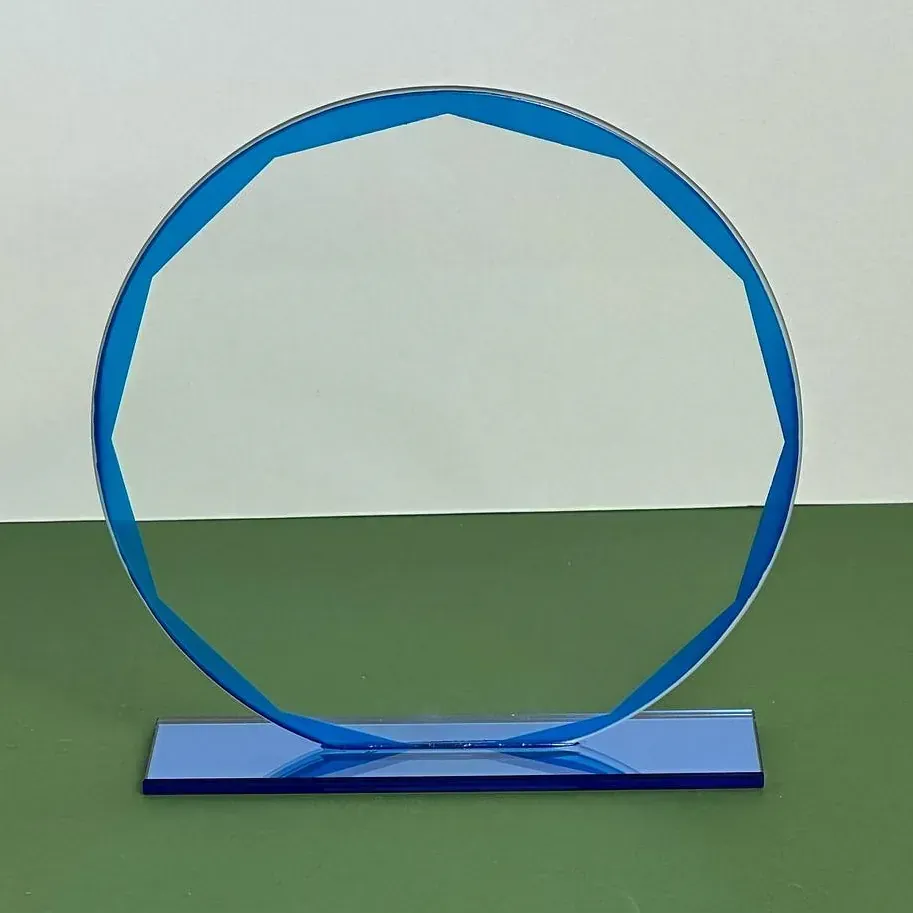 Un círculo azul sobre una base azul sobre una mesa verde.