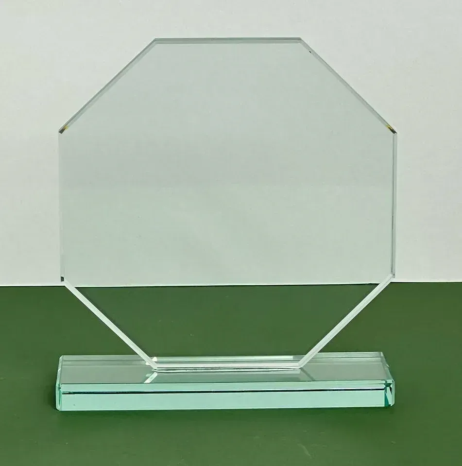 Una placa de vidrio transparente se encuentra sobre una mesa verde.