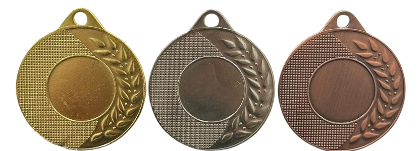 Hay tres medallas de diferentes colores una al lado de la otra en una mesa.