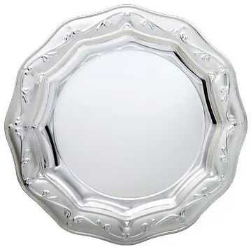 Una placa de plata con un diseño floral sobre un fondo blanco.