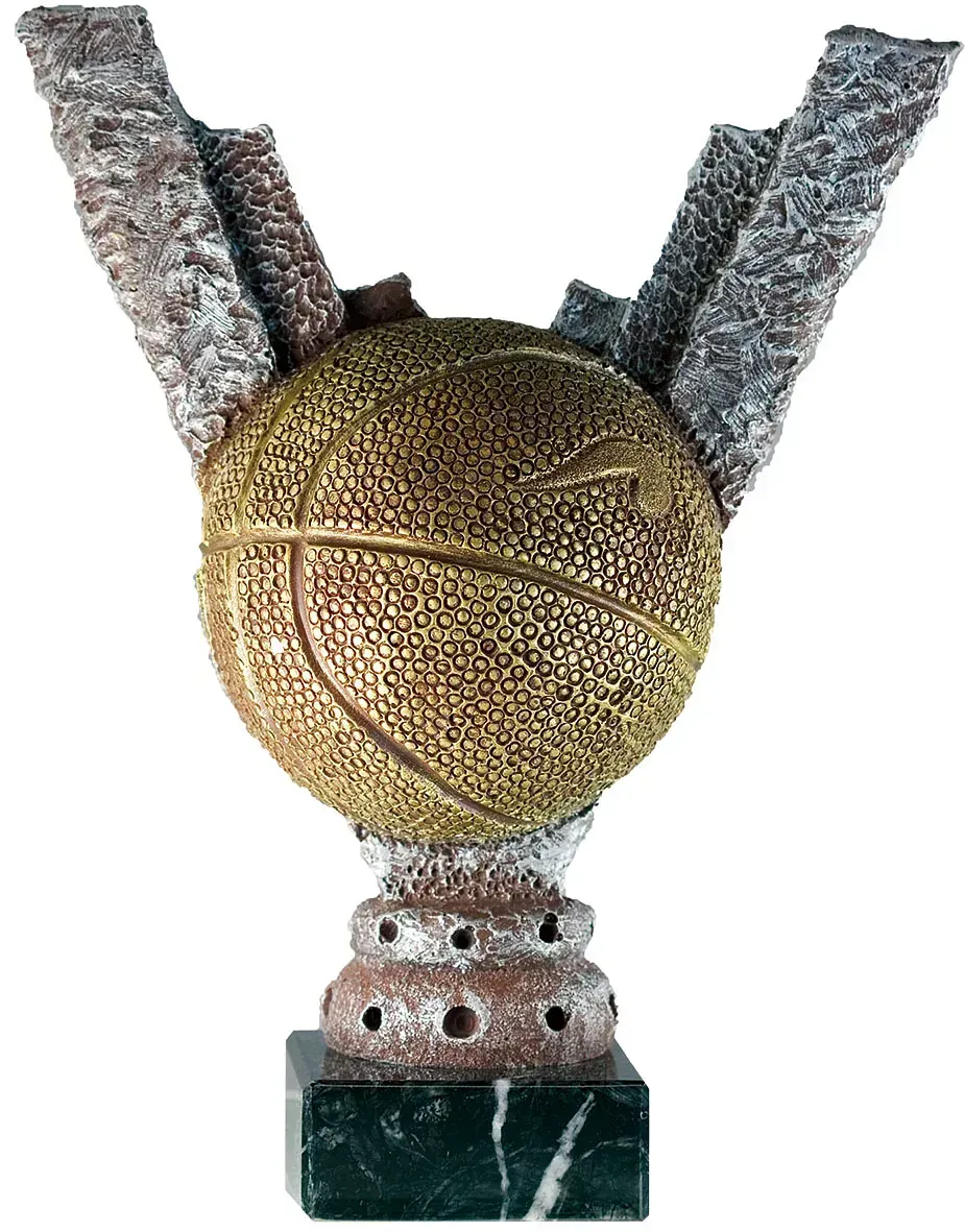 Una estatua de una pelota de baloncesto sentada encima de una base de mármol.