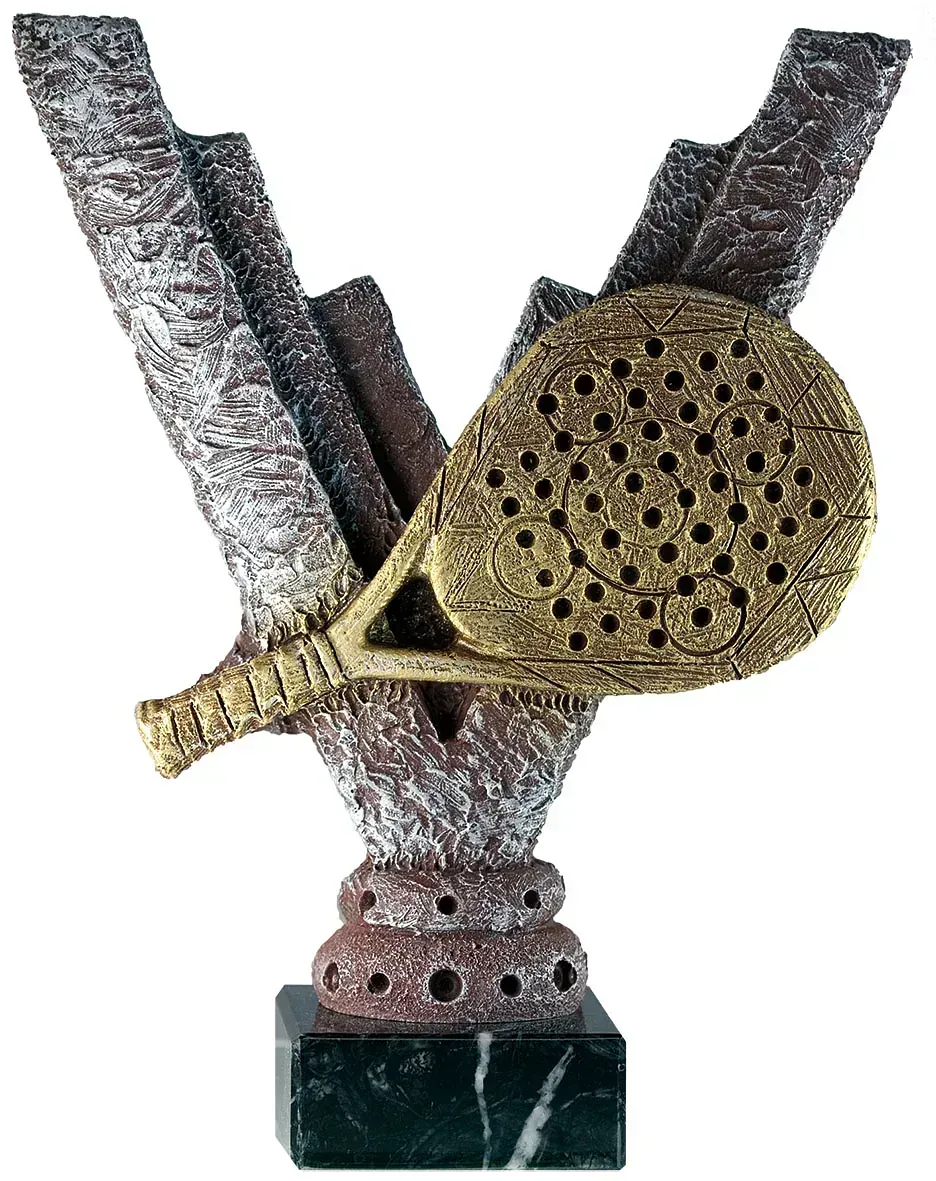 Una estatua de una raqueta de pádel sobre una base de mármol.