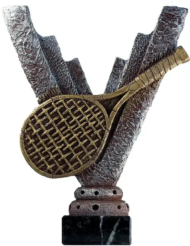 Una estatua de una raqueta de tenis sobre una base de mármol.
