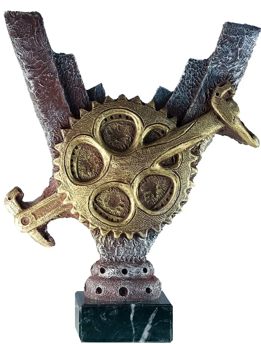 Una estatua de una serpiente sobre una base de mármol sobre un fondo blanco.