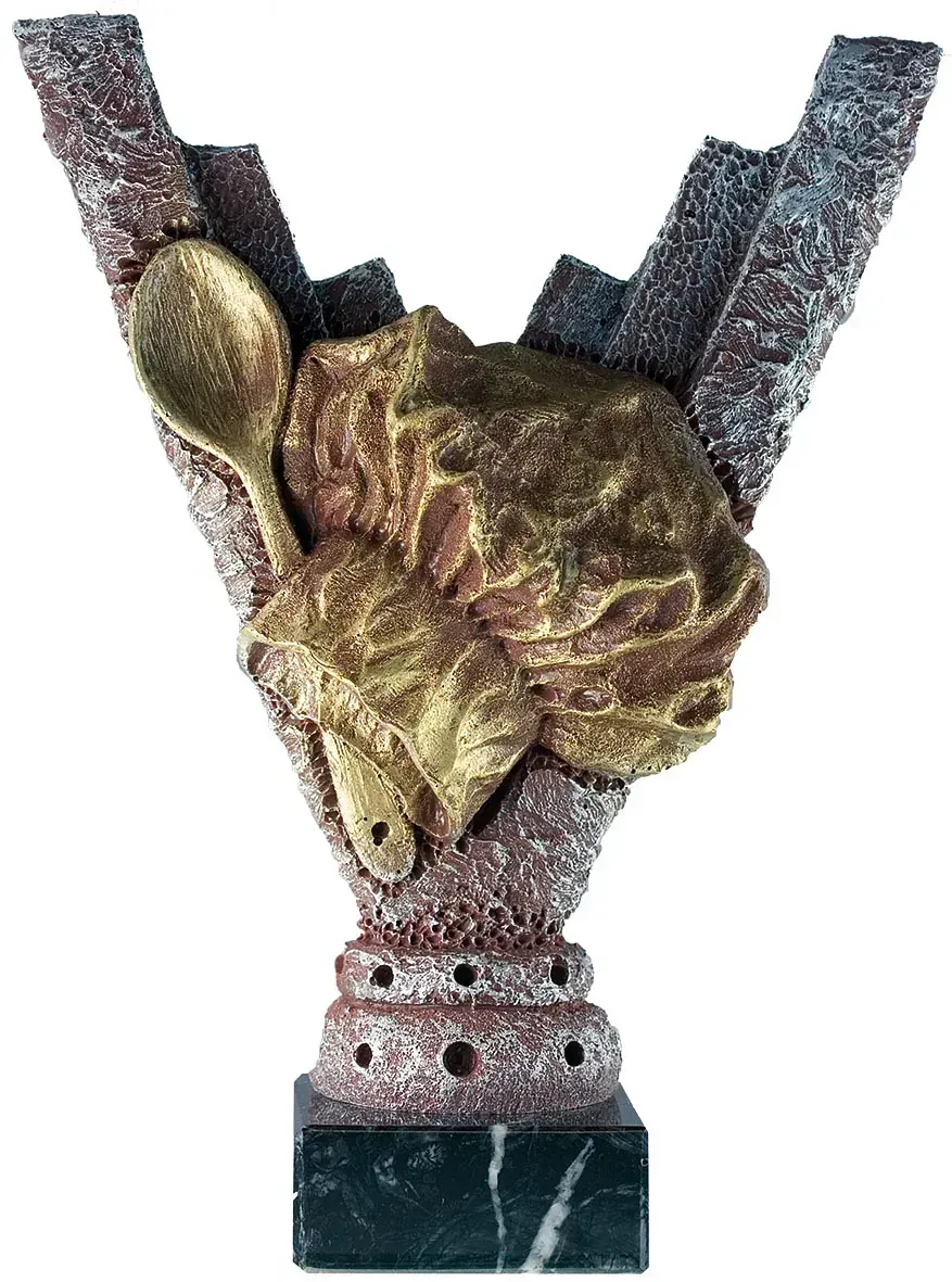 Una estatua de una tortuga con una cuchara en la boca.