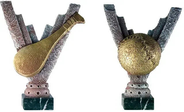 Dos trofeos con una guitarra y una pelota en ellos.