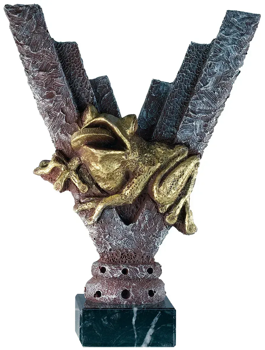 Una estatua de una rana está sentada sobre una base de mármol.