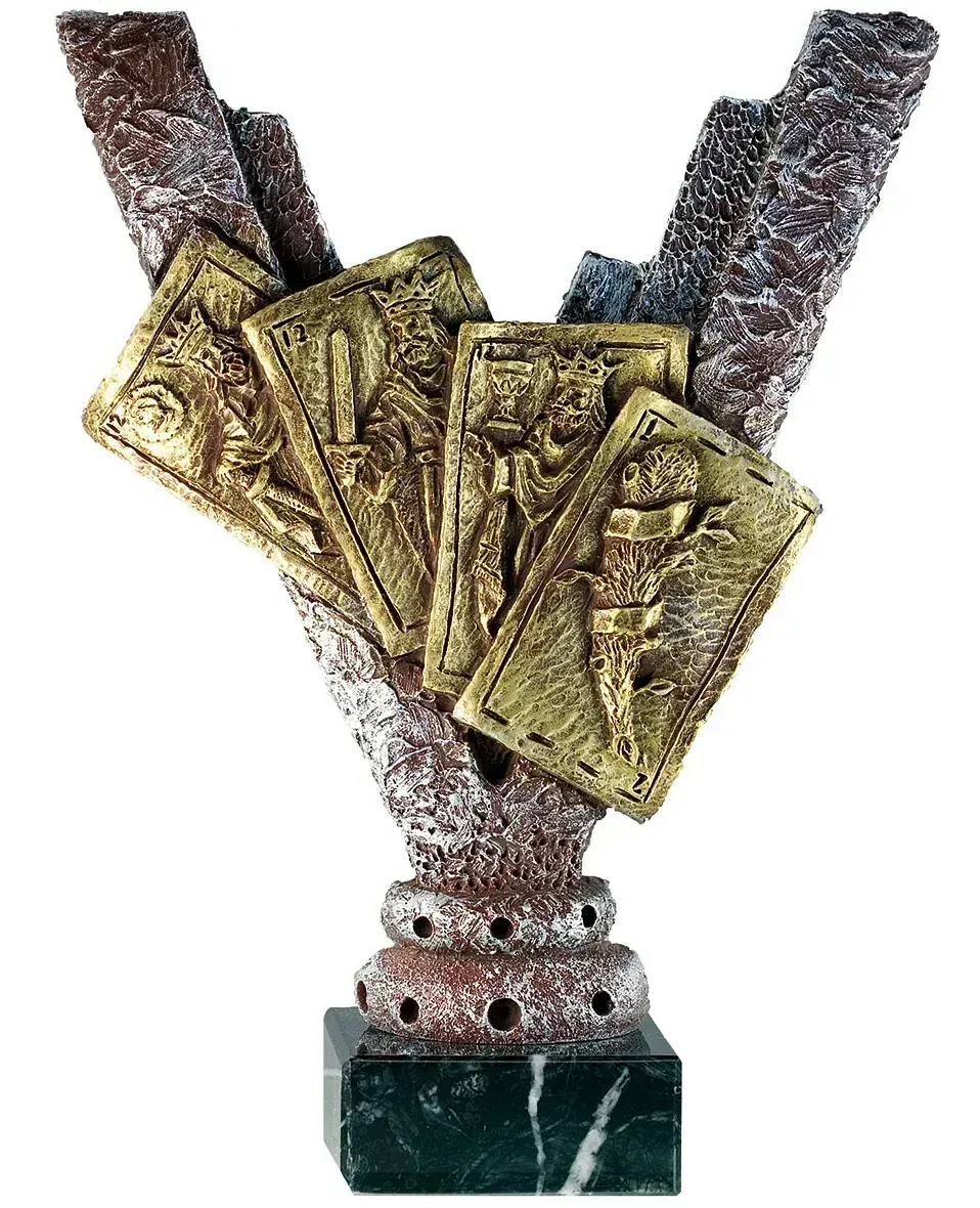 Una estatua de naipes sobre una base de mármol